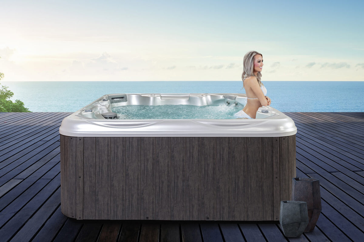 748B Deluxe hot tub - lifestyle