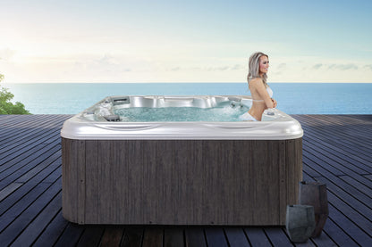 748B Deluxe hot tub - lifestyle