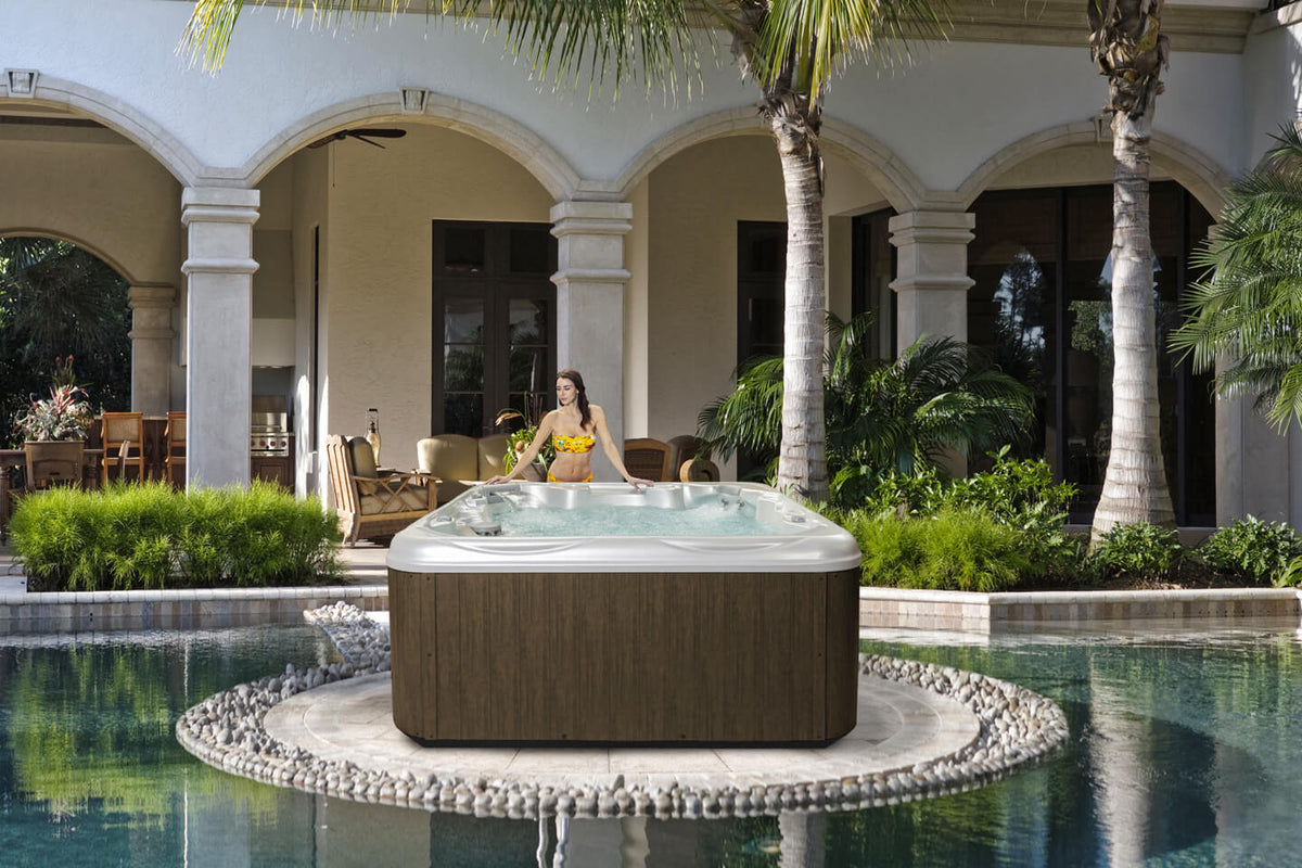 850B Deluxe hot tub - lifestyle