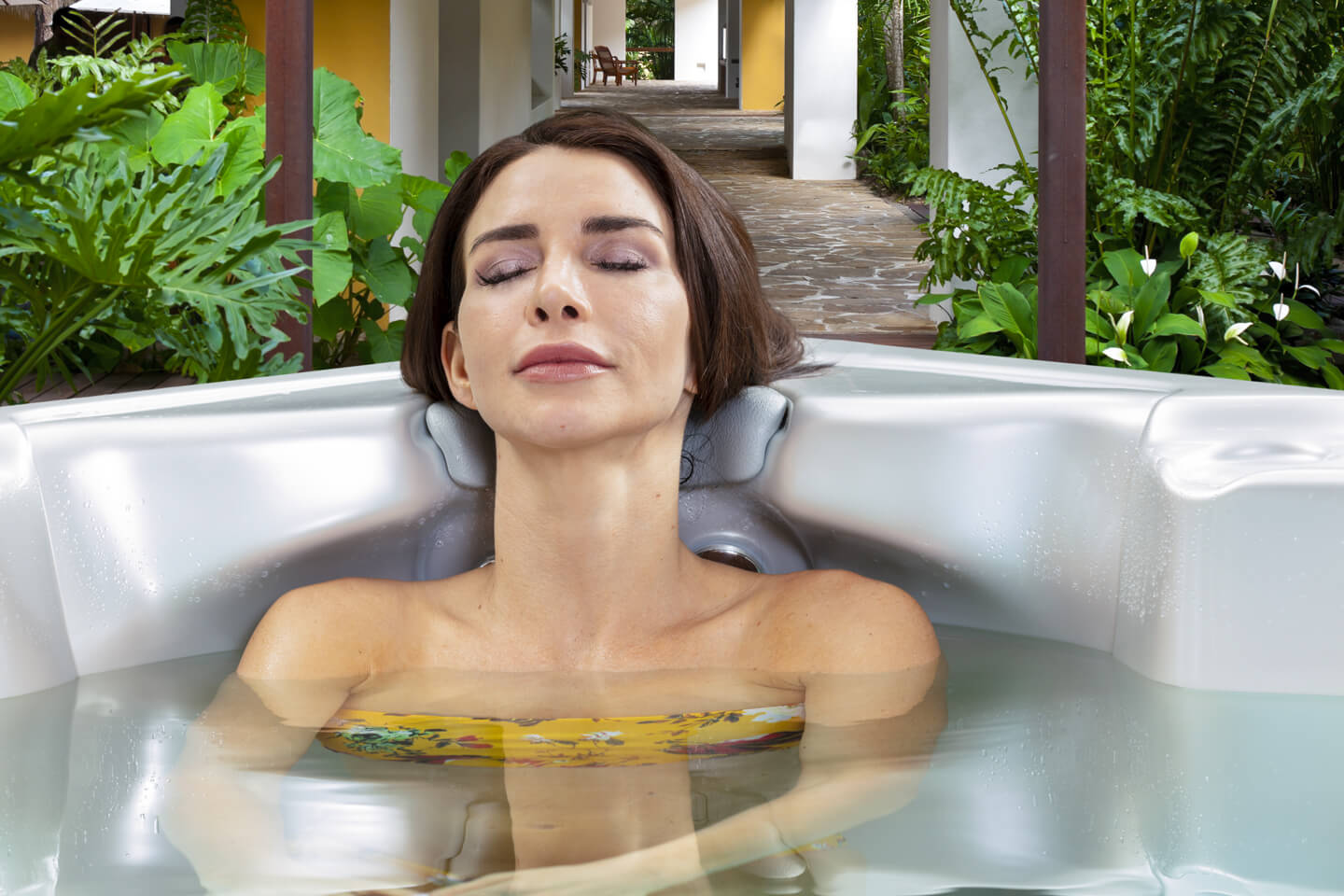 860L Deluxe hot tub - lifestyle