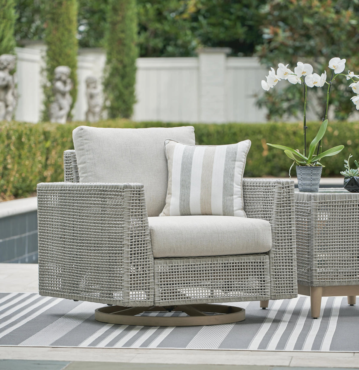ASHLEY Seton Creek Outdoor Swivel Lounge Chair