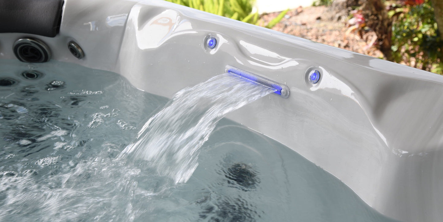 Balance 6 CS hot tub - lifestyle