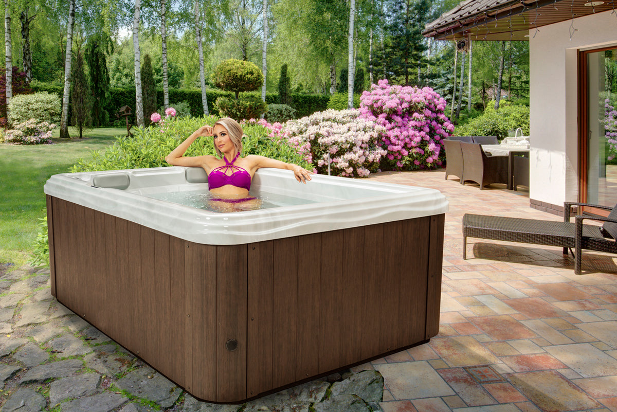Forsythia hot tub - lifestyle