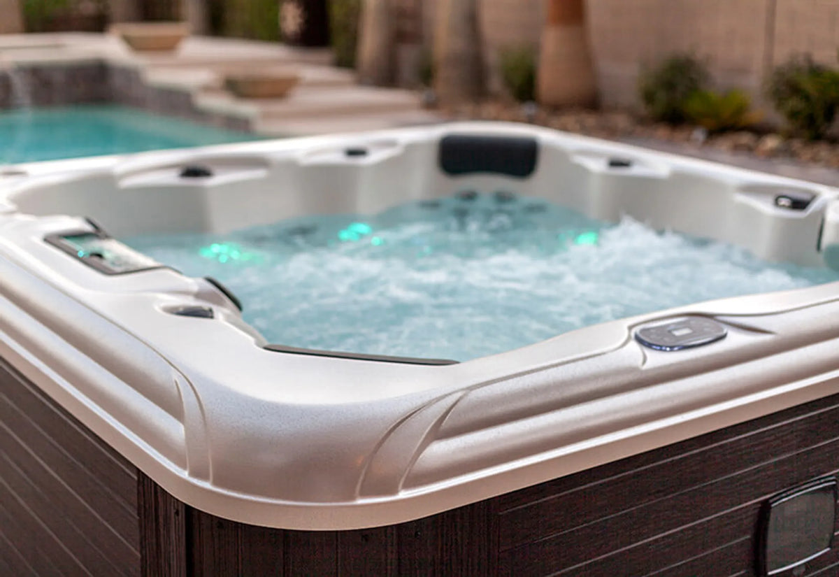 Hana 521L hot tub - lifestyle