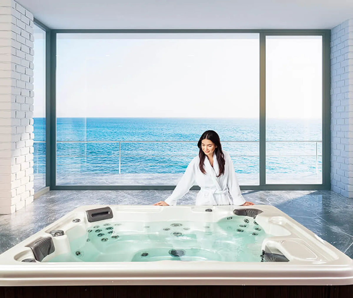 Maui 851L hot tub - lifestyle