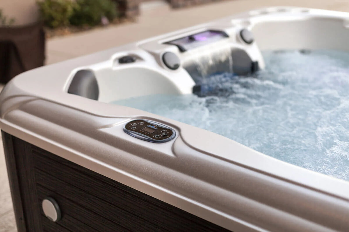 Tahiti 965L hot tub - lifestyle
