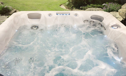 TS 7.2 hot tub - lifestyle