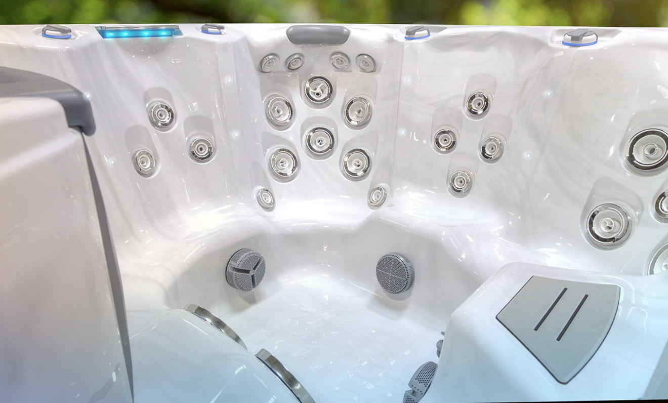TS 7.25 hot tub - lifestyle