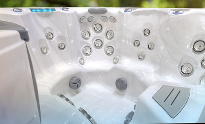 TS 7.25 hot tub - lifestyle